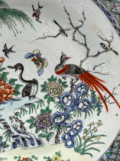 Lot comprenant: 
- Grand plat en porcelaine...