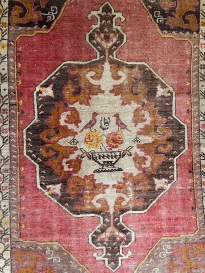 Lot comprenant: 
- Tapis rectangulaire de...