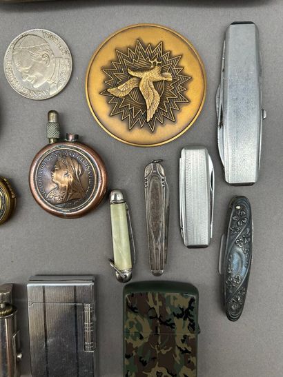 Lot d'objets de charme comprenant : 
- D'après...
