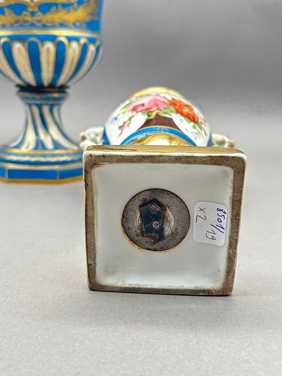 Lot comprenant : 
- PORCELAINE DE PARIS
Grand...