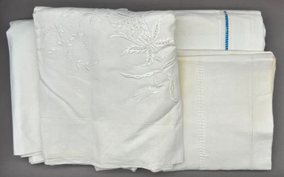 Lot comprenant: 
- Réunion de quatre draps...