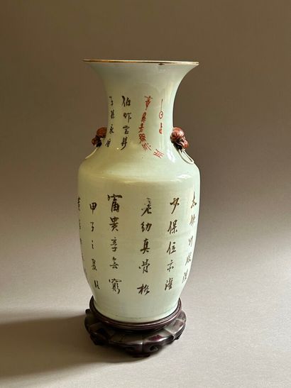 Vase de forme balustre en porcelaine à décor...