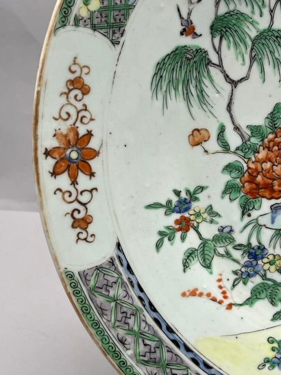 Lot comprenant: 
- Grand plat en porcelaine...