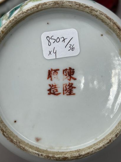 Lot comprenant : 
- Un petit pot à col droit...