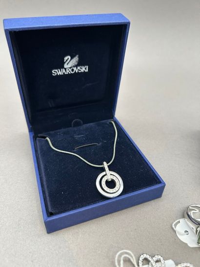 Important lot comprenant :
- Bijoux fantaisie...