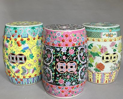 3 tabourets en porcelaine. Hauteur: 47,5...