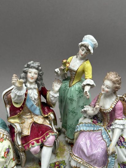PARIS
Groupe en porcelaine polychrome et...