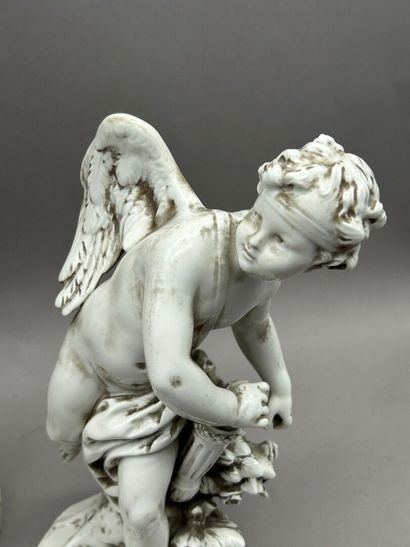 Deux statuettes en porcelaine blanche figurant...