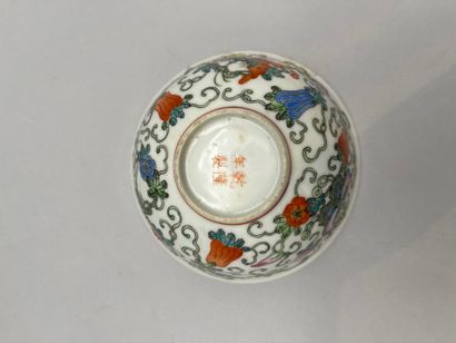 Partie de service en porcelaine à décor émaillé...