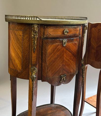 Lot de 4 meubles, comprenant : 
- Une table...