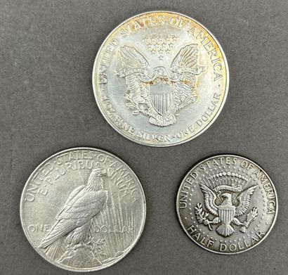 Lot comprenant : 
- Une pièce de 1 dollar...