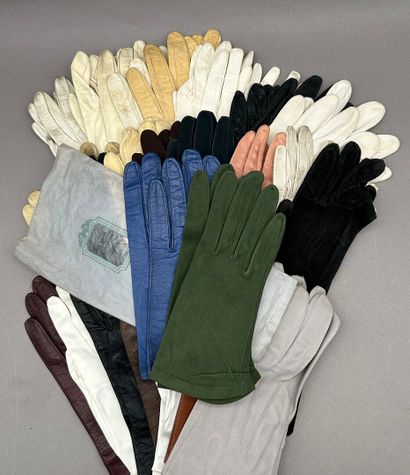 Lot de 28 paires de gants de dame en cuir,...