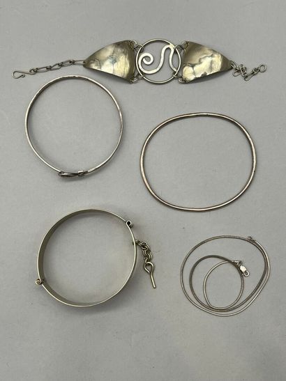 Lot de bijoux ethniques ou égyptiens en argent...