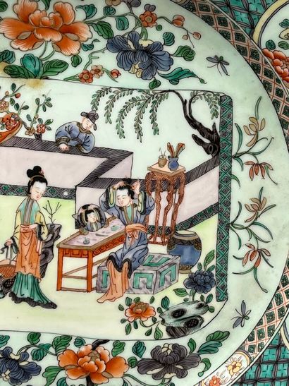 Lot comprenant: 
- Grand plat en porcelaine...