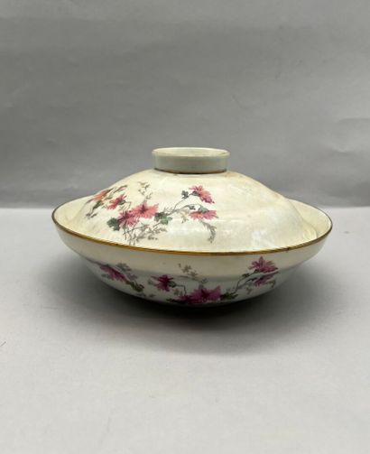 Lot comprenant: 
- Bol en porcelaine à décor...