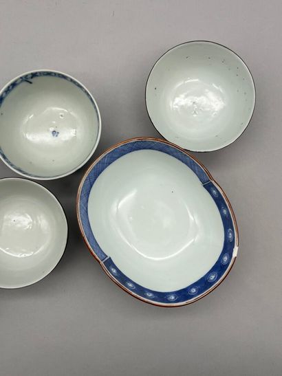 Lot including: 
- A blue-white porcelain...