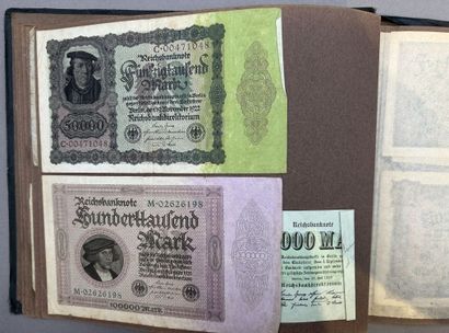 Réunion de deux classeurs de billets de banque...