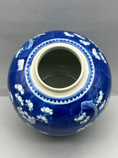 Lot comprenant: 
- Grand plat en porcelaine...