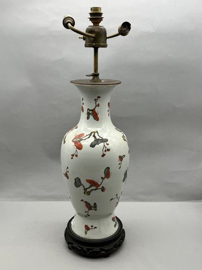 Vase en porcelaine à décor de champignons...