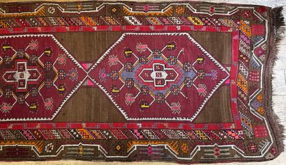 Lot comprenant: 
- Tapis rectangulaire de...