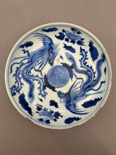 Lot including: 
- Three blue-white porcelain...