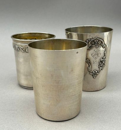 Réunion de 3 timbales en argent 925 °/°°....