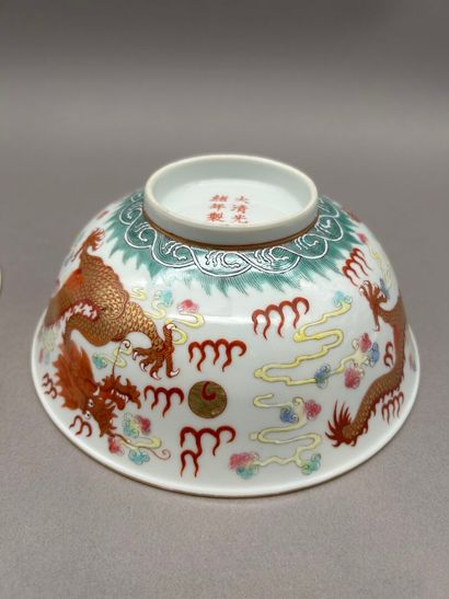 CHINE, XXe siècle. 
Paire de larges bols...