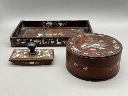 Lot including : 
- An exotic wood blotting...
