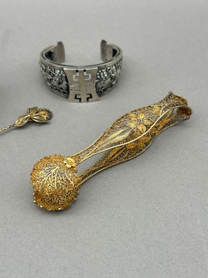 Set comprising: 
- An 800°/°° silver cuff...