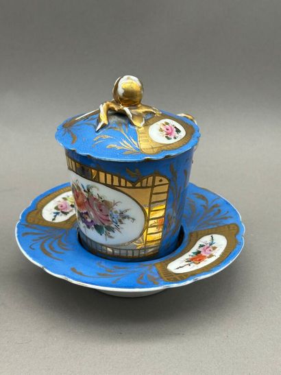 Lot comprenant : 
- Dans le goût de SÈVRES
Tasse...