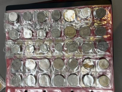 Lot comprenant :
- une pièce à pans coupés...