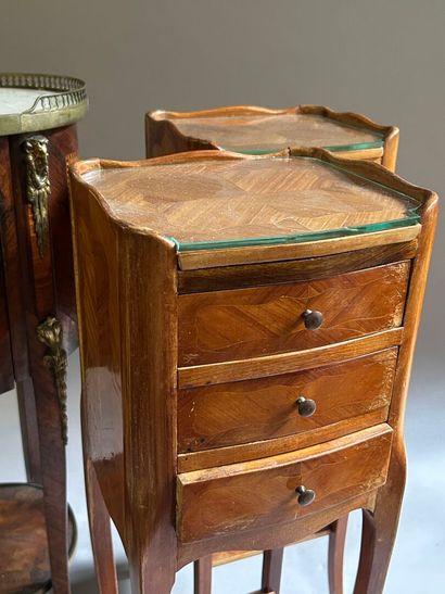 Lot de 4 meubles, comprenant : 
- Une table...