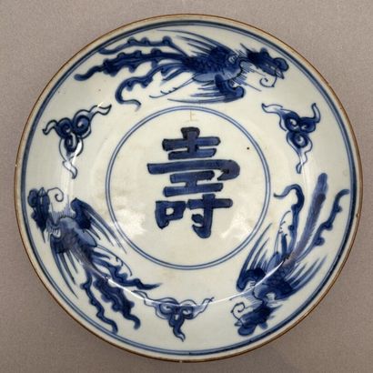 Lot including: 
- Three blue-white porcelain...