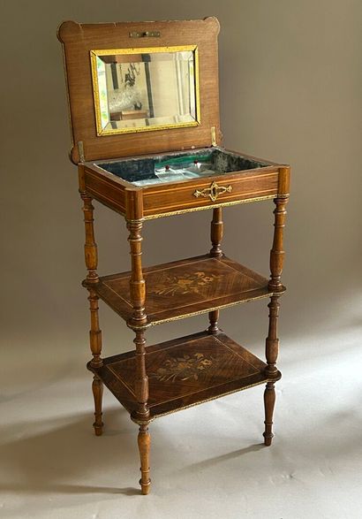 Lot de 4 meubles, comprenant : 
- Une table...