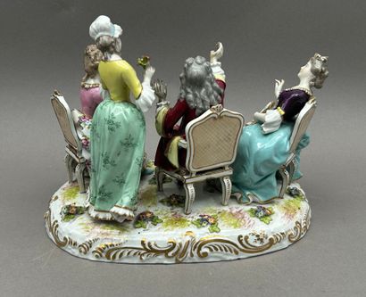 PARIS
Groupe en porcelaine polychrome et...