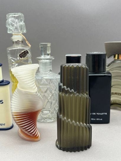 Lot comprenant :
- CHANEL, Paris.
Flacon...