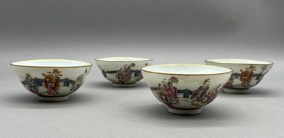 Réunion de quatre coupelles en porcelaine...