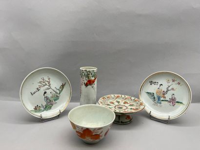 Lot comprenant: 
- Bol en porcelaine à décor...