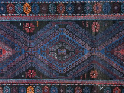 Tapis galerie en laine à motifs géométriques...