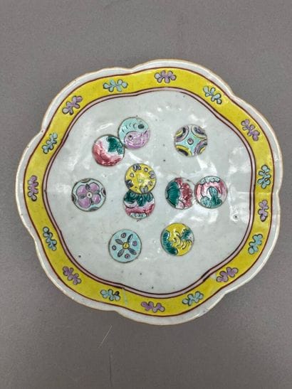 Lot comprenant: 
- Ravier en porcelaine de...
