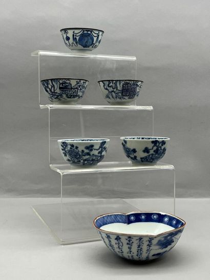Lot including: 
- A blue-white porcelain...
