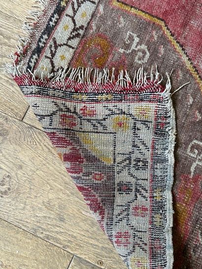 Lot comprenant: 
- Tapis rectangulaire de...