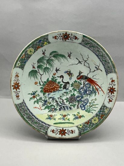 Lot comprenant: 
- Grand plat en porcelaine...