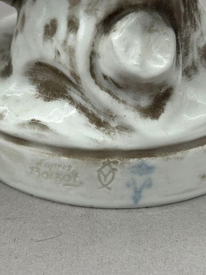Deux statuettes en porcelaine blanche figurant...