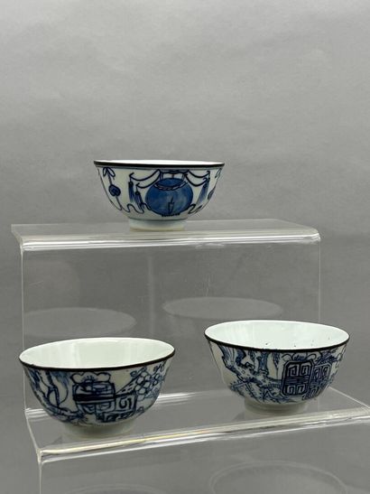 Lot including: 
- A blue-white porcelain...
