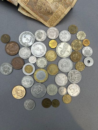 Lot comprenant :
- Environ 40 pièces de monnaies...