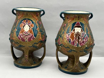 Paire de vases amphores à fond plat et à...
