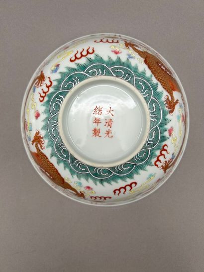 CHINE, XXe siècle. 
Paire de larges bols...
