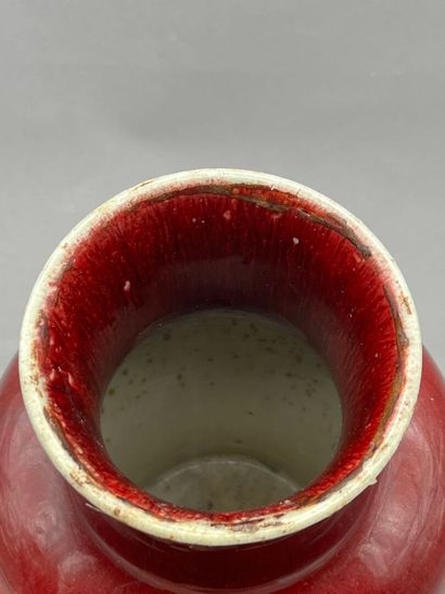 Vase en porcelaine rouge sang de boeuf, l'épaulement...