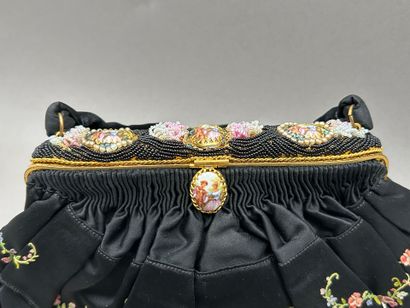 Lot comprenant: 
- Sac du soir brodé, vers...